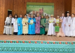 К.Н.Тихонов 90 сааһын көрсө — Бэс ыйын 16 күнүгэр Нам сэлиэнньэтигэр ыытыллыбыт быйылгы дьыллааҕы улуус ыһыаҕар, биир дойдулаахпыт, Норуот ырыаһыта, тойуксут, оҺуохайдьыт, олонхону толорооччу Константин Никонович Тихонов 90 сааһын көрсө «Дьиэрэй тойугум» (тойуксуттар) уонна «Алаас ырыата» (норуот ырыаларын толоруу) күрэхтэри ыытан кэллибит.