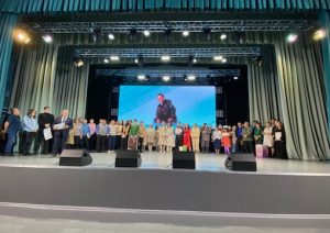 Күлүү сүрэх эмчитэ — Муус устар 4 күнүгэр Уус-Алдан улууһун Бороҕон нэһилиэгэр ыытыллыбыт Саха АССР үтүөлээх артыыһа, бүтүн Сойуустааҕы, Арассыыйатааҕы көр-күлүү куонкурсун лауреата Петр Пестряков — Бэтиэхэлээх Бэстирикиэп төрөөбүтэ 80 сылын көрсө аһаҕас өрөспүүбүлүкэтээҕи «Күлүү-сүрэх эмчитэ» көр-күлүү күрэһигэр «Саҥарба хотуой» бөлөх ситиһиилээхтик кыттан кэллэ. Күрэс түмүгүнэн, араас таһымнаах көр-күлүү күрэхтэрин лауреата Татьяна Михайловна Домотова аатынан «Дьэргэстэй Куо» номинация кыайыылааҕынан […]